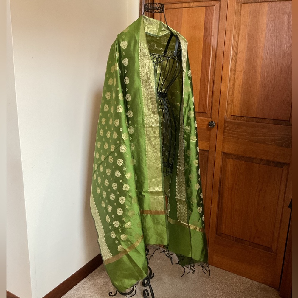 Elegant Green Silk Saree with Gold Accents 93”x34” - Picture 3 of 5
